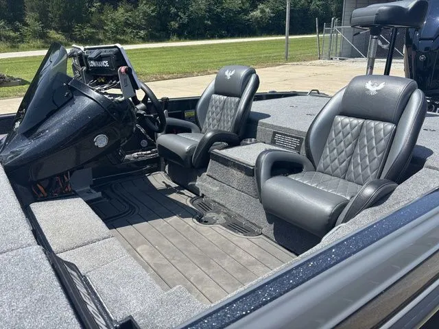 Slide: The Image of Phoenix Bass Boat 21XE 2025 - 12