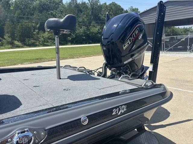 Slide: The Image of Phoenix Bass Boat 21XE 2025 - 13