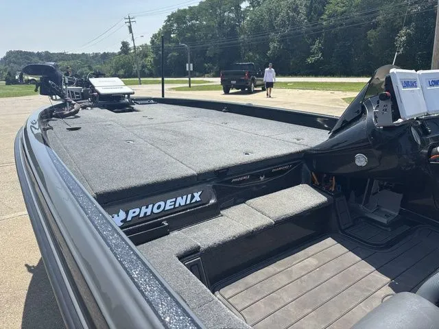 Slide: The Image of Phoenix Bass Boat 21XE 2025 - 15