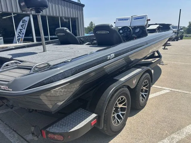 Slide: The Image of Phoenix Bass Boat 21XE 2025 - 3