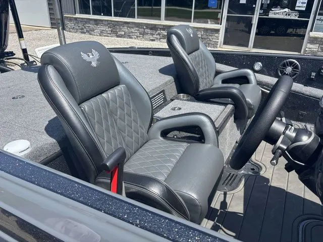 Slide: The Image of Phoenix Bass Boat 21XE 2025 - 5