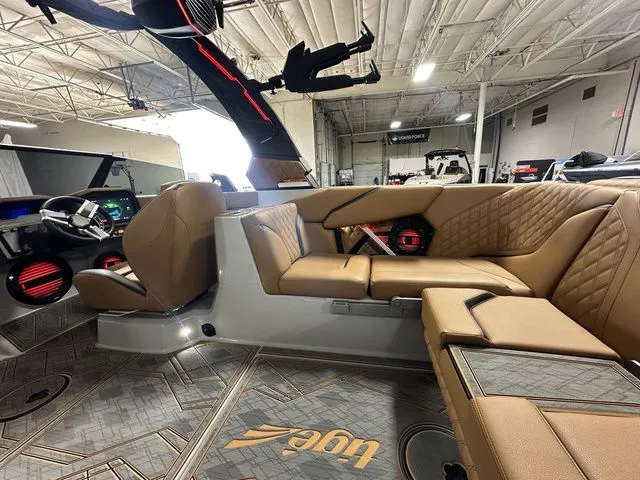 Slide: The Image of Tigé 24RZX 2025 - 10