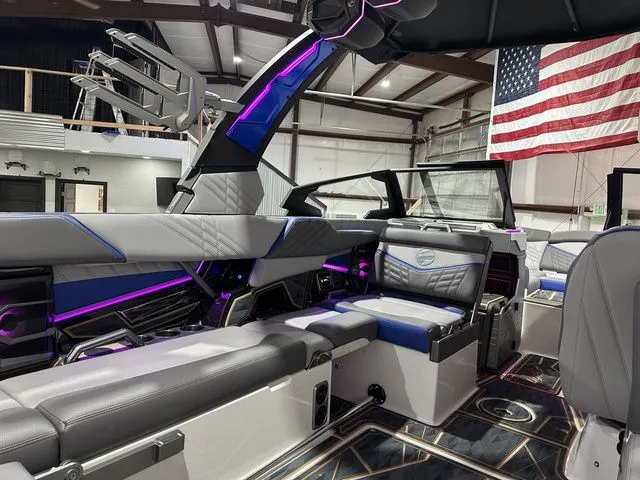 Slide: The Image of Tigé Ultré 25ZX 2025 - 15