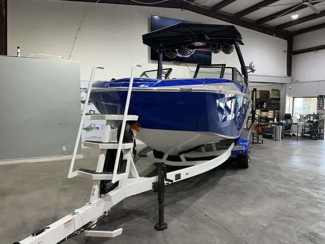 Slide: The Image of Tigé Ultré 25ZX 2025 - 2