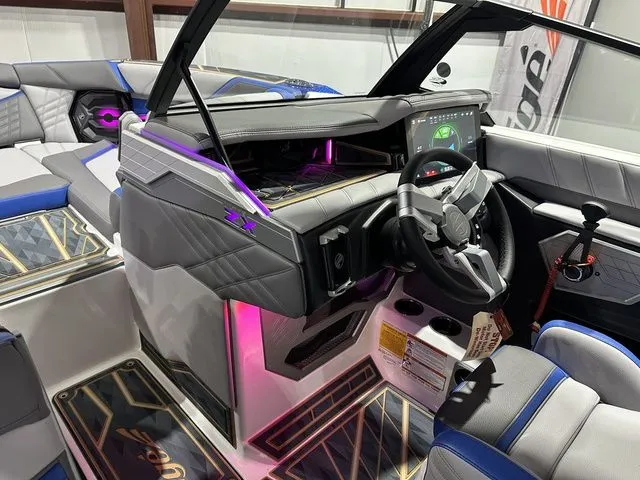 Slide: The Image of Tigé Ultré 25ZX 2025 - 8