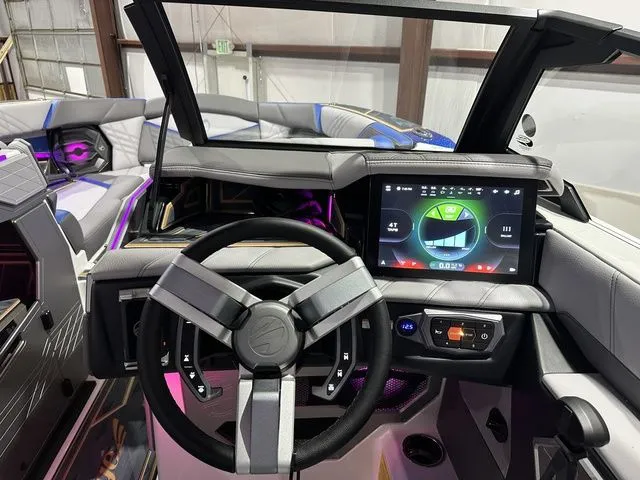 Slide: The Image of Tigé Ultré 25ZX 2025 - 9