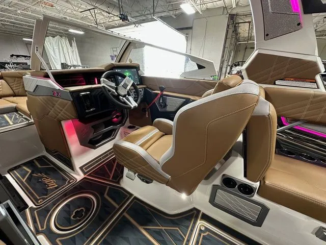 Slide: The Image of Tigé Ultré 23ZX 2025 - 15