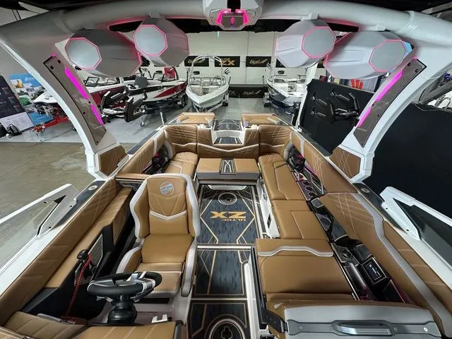 Slide: The Image of Tigé Ultré 23ZX 2025 - 20