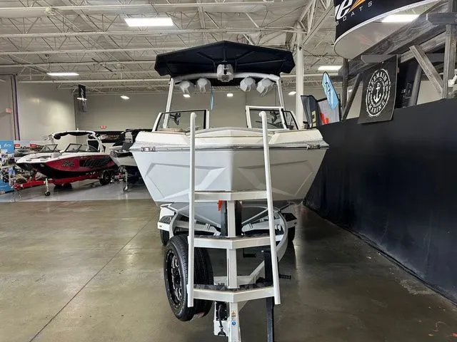 Slide: The Image of Tigé Ultré 23ZX 2025 - 3