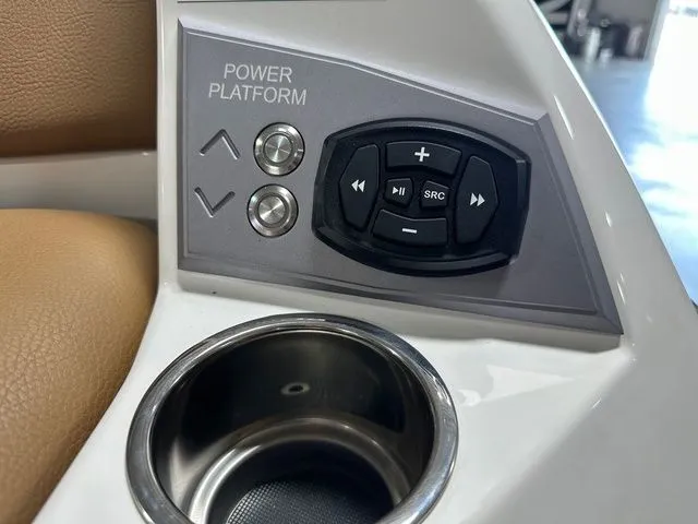 Slide: The Image of Tigé Ultré 23ZX 2025 - 7