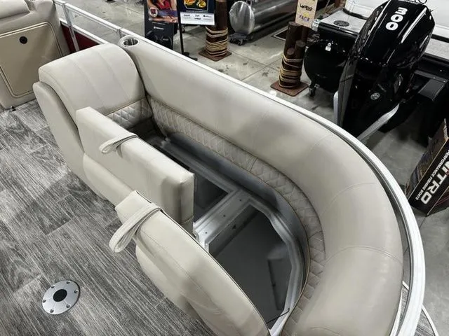 Slide: The Image of Ranger 220C 2024 - 18