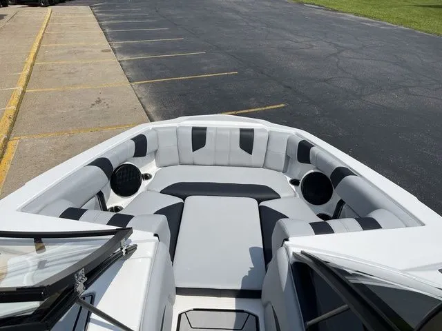 Slide: The Image of Malibu Wakesetter 21 LX 2023 - 13