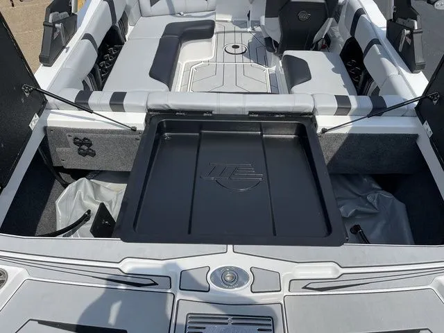 Slide: The Image of Malibu Wakesetter 21 LX 2023 - 16