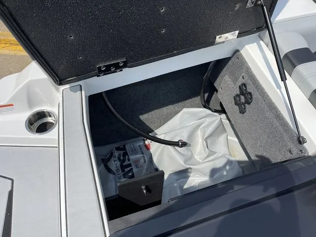 Slide: The Image of Malibu Wakesetter 21 LX 2023 - 17