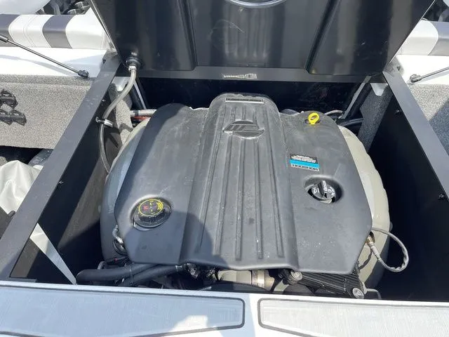 Slide: The Image of Malibu Wakesetter 21 LX 2023 - 19