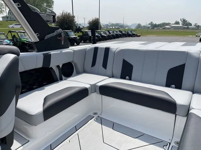 Slide: The Image of Malibu Wakesetter 21 LX 2023 - 24