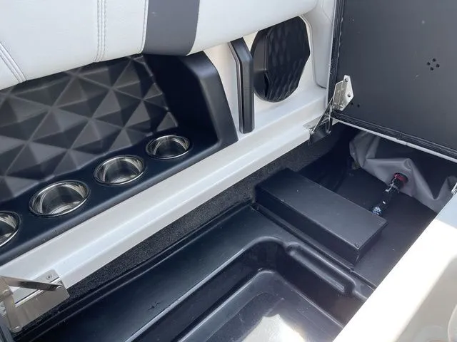 Slide: The Image of Malibu Wakesetter 21 LX 2023 - 26