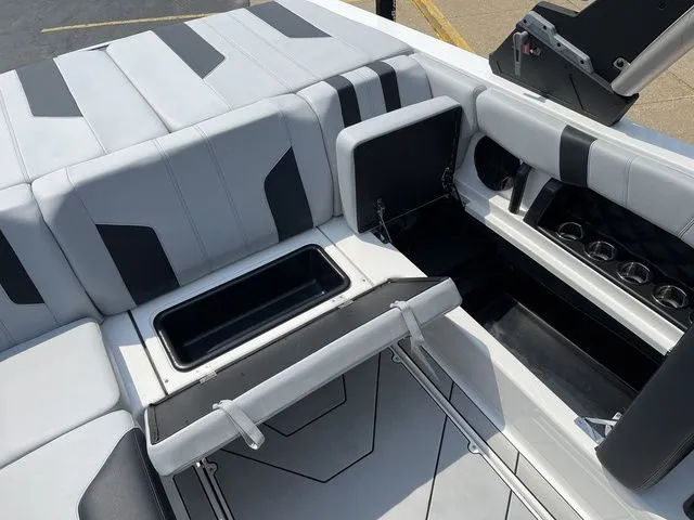 Slide: The Image of Malibu Wakesetter 21 LX 2023 - 27