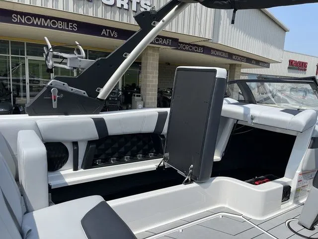 Slide: The Image of Malibu Wakesetter 21 LX 2023 - 29