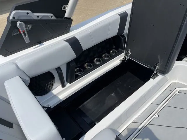 Slide: The Image of Malibu Wakesetter 21 LX 2023 - 30