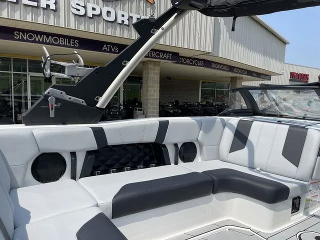 Slide: The Image of Malibu Wakesetter 21 LX 2023 - 33