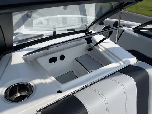 Slide: The Image of Malibu Wakesetter 21 LX 2023 - 35