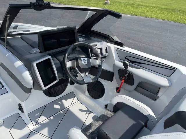 Slide: The Image of Malibu Wakesetter 21 LX 2023 - 36