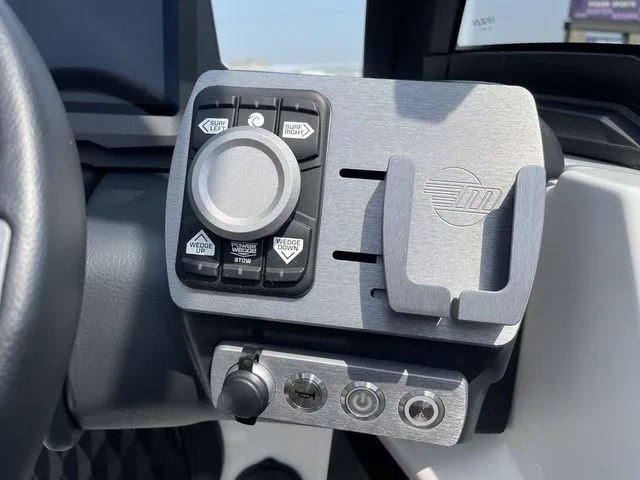 Slide: The Image of Malibu Wakesetter 21 LX 2023 - 38