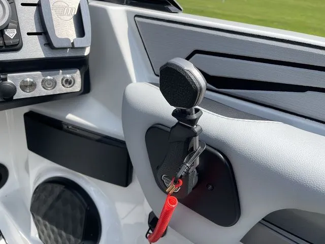 Slide: The Image of Malibu Wakesetter 21 LX 2023 - 39