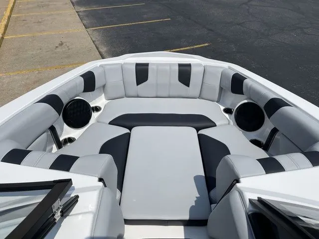 Slide: The Image of Malibu Wakesetter 21 LX 2023 - 40