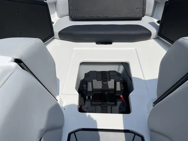 Slide: The Image of Malibu Wakesetter 21 LX 2023 - 41