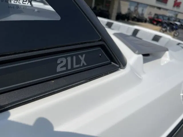 Slide: The Image of Malibu Wakesetter 21 LX 2023 - 42