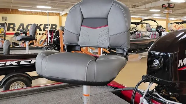 Slide: The Image of Tracker Bass Tracker Classic XL 2026 - 19