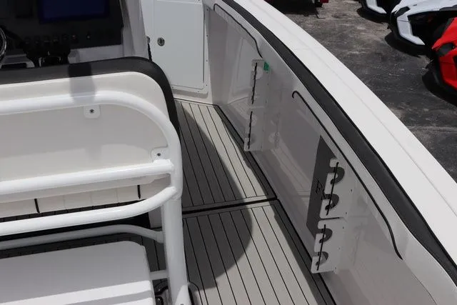 Slide: The Image of Yamaha 255 FSH SPORT E-YACHT BLUE-ALUMINUM 2025 - 14