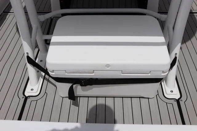 Slide: The Image of Yamaha 255 FSH SPORT E-YACHT BLUE-ALUMINUM 2025 - 16