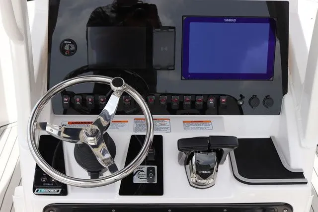 Slide: The Image of Yamaha 255 FSH SPORT E-YACHT BLUE-ALUMINUM 2025 - 17