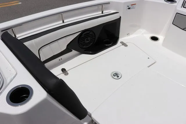 Slide: The Image of Yamaha 255 FSH SPORT E-YACHT BLUE-ALUMINUM 2025 - 25