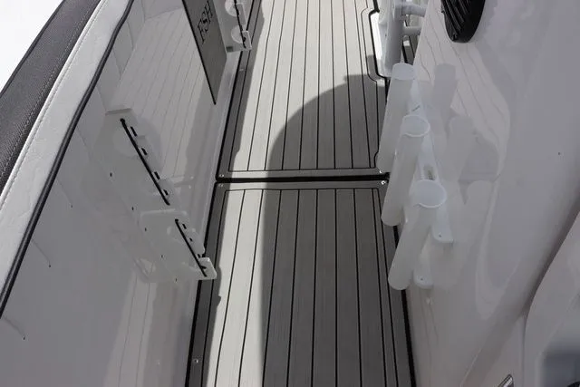 Slide: The Image of Yamaha 255 FSH SPORT E-YACHT BLUE-ALUMINUM 2025 - 28