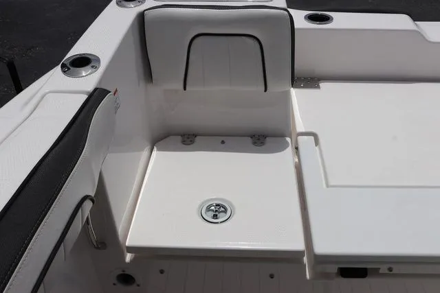 Slide: The Image of Yamaha 255 FSH SPORT E-YACHT BLUE-ALUMINUM 2025 - 31