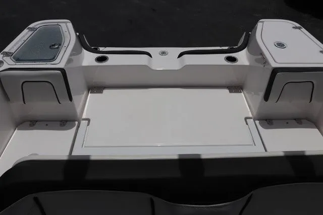 Slide: The Image of Yamaha 255 FSH SPORT E-YACHT BLUE-ALUMINUM 2025 - 32