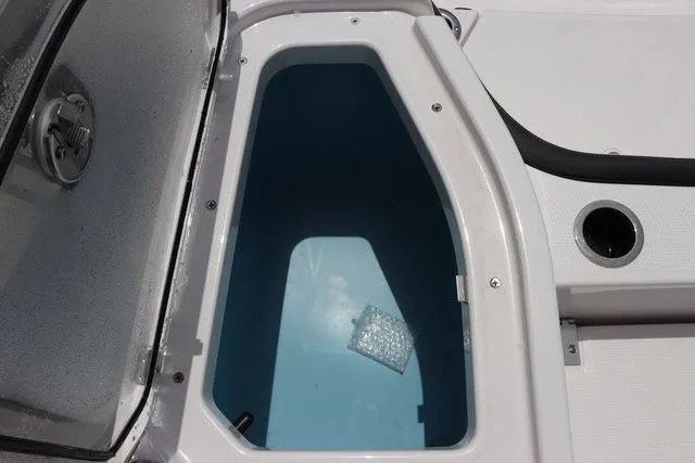 Slide: The Image of Yamaha 255 FSH SPORT E-YACHT BLUE-ALUMINUM 2025 - 33