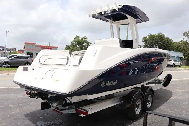 Slide: The Image of Yamaha 255 FSH SPORT E-YACHT BLUE-ALUMINUM 2025 - 6