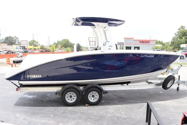 Slide: The Image of Yamaha 255 FSH SPORT E-YACHT BLUE-ALUMINUM 2025 - 7