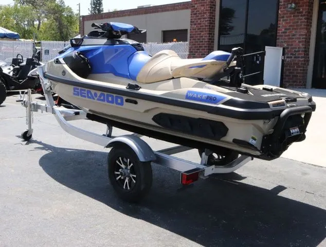 Slide: The Image of Sea-Doo Wake 2025 - 3