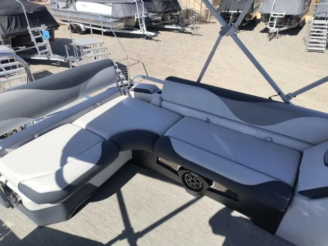 Slide: The Image of Avalon LSZ Cruise Rear Bench 23 FT 2025 - 12