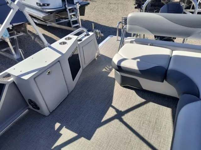 Slide: The Image of Avalon LSZ Cruise Rear Bench 23 FT 2025 - 15