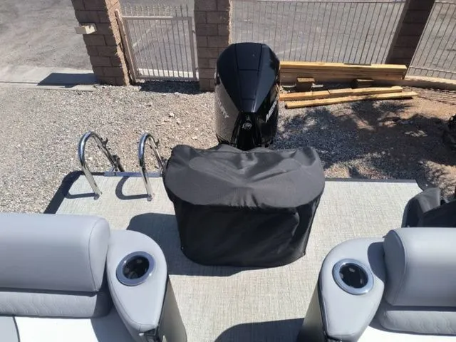 Slide: The Image of Avalon Catalina Quad Lounger 25 FT 2025 - 12