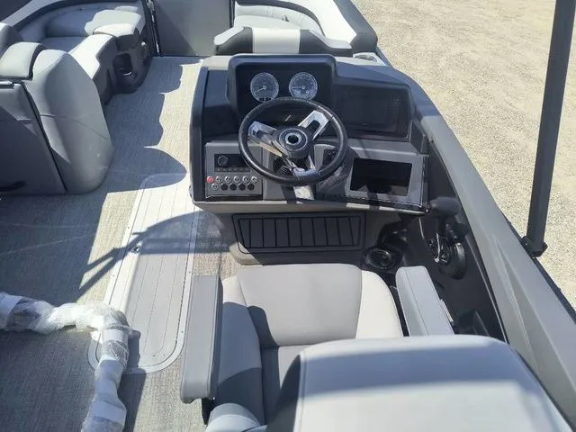 Slide: The Image of Avalon Catalina Quad Lounger 25 FT 2025 - 15