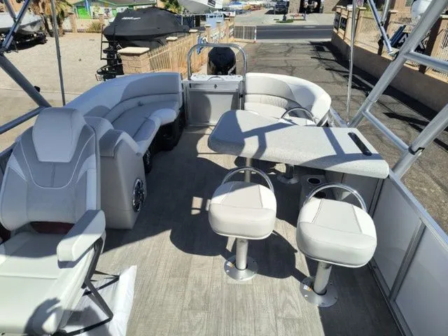 Slide: The Image of Tahoe LTZ Entertainer 25 FT 2025 - 11