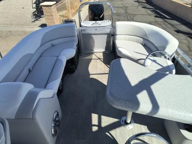 Slide: The Image of Tahoe LTZ Entertainer 25 FT 2025 - 12